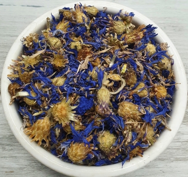 Blaue Kornblumen, ganz. Wertvolle und naturbelassene Kräuter für Tiere, erntefrisch und schonend getrocknet. Ohne jegliche Zusätze.